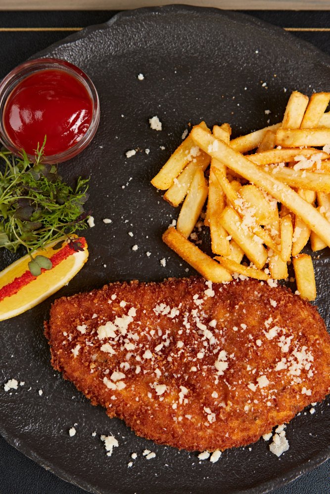 Куриный шницель с сыром пармезан и картофелем фри