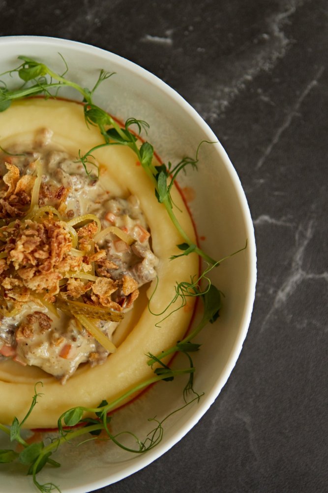 Бефстроганов с картофельным пюре и хрустящим луком