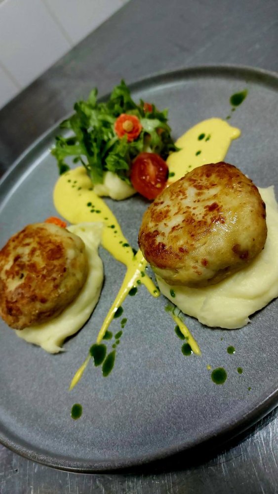 Куриные котлеты с сыром моцарелла, картофельным пюре и кукурузным соусом