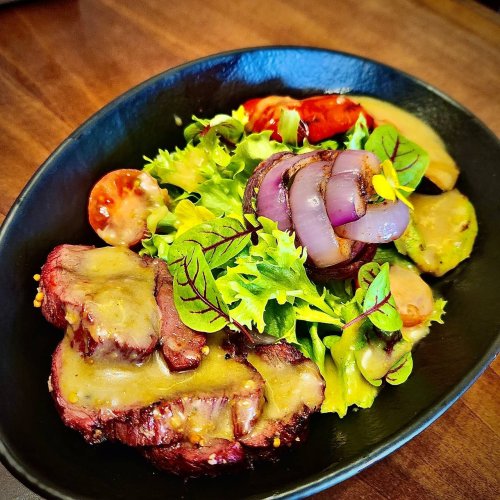 Теплый салат с телятиной и овощами гриль