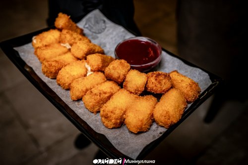 Сырные палочки с ягодным соусом